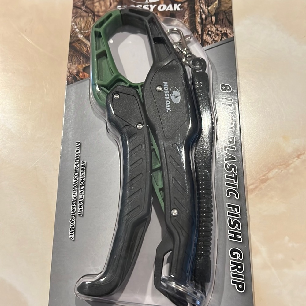 NIB Mossy Oak Plastic 8" Fish Grip with lanyard MJ22075